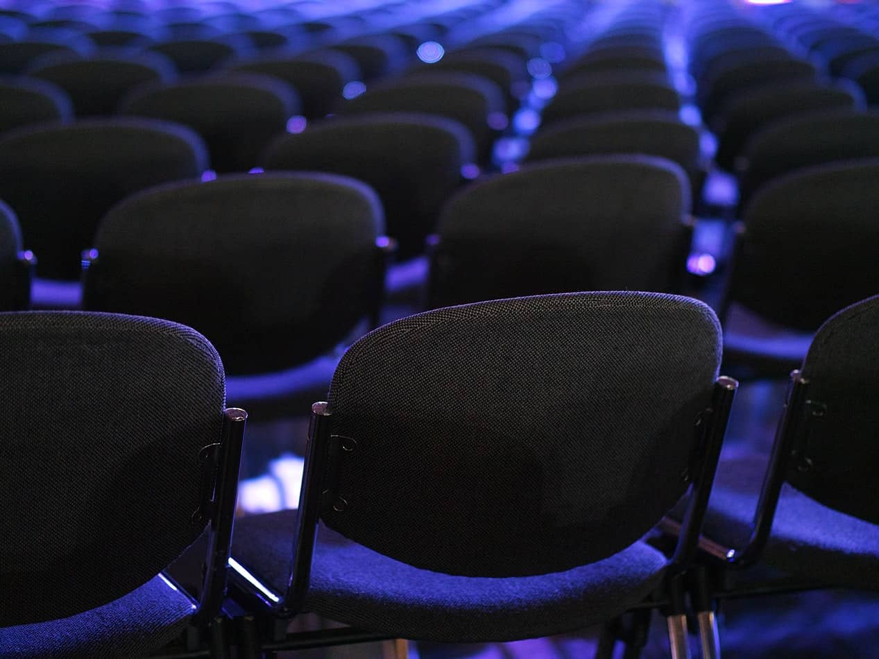 Lege conferentiestoelen omdat in-person evenementen tot stilstand kwamen in 2020