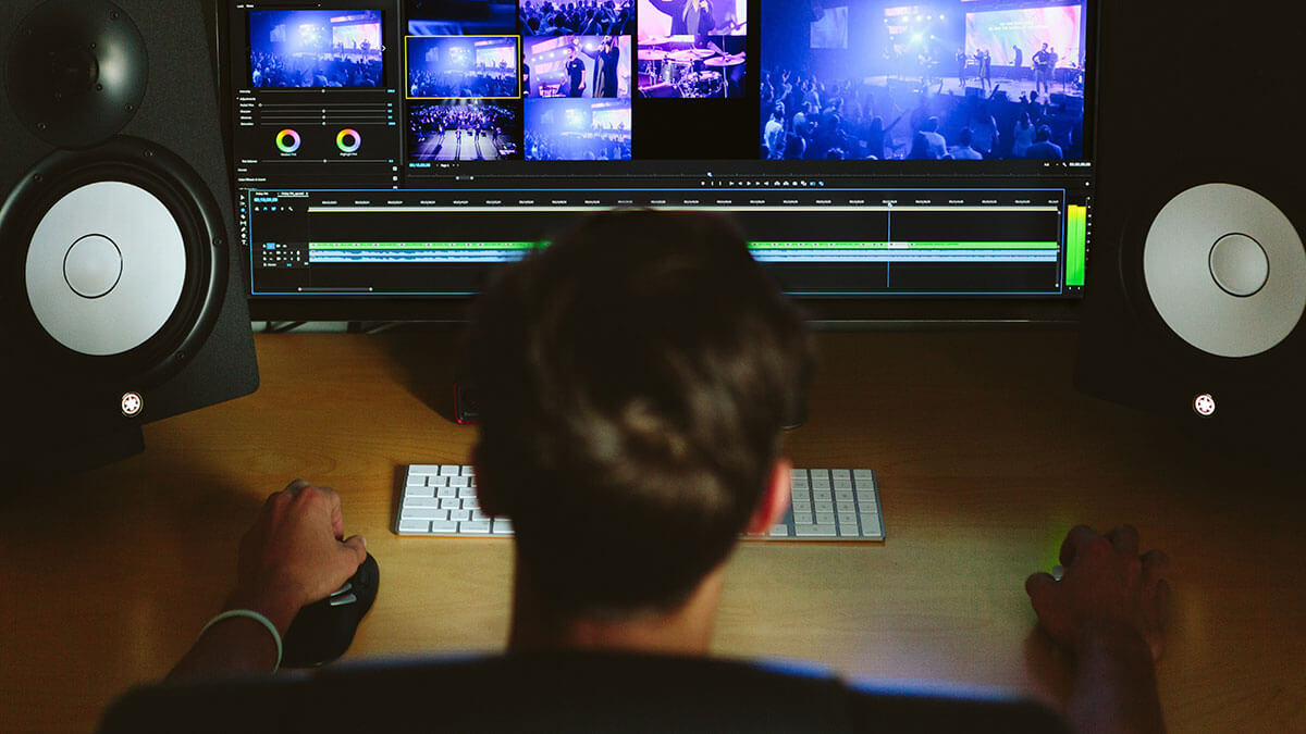 Video-editor-werken-in-Adobe-Premiere-Pro-op-desktop