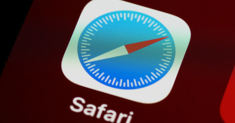 Gros plan de l'application de navigation Safari sur un iPhone