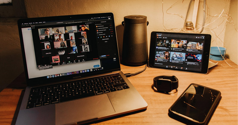 Laptop op een bureau met een virtuele vergadering op het scherm