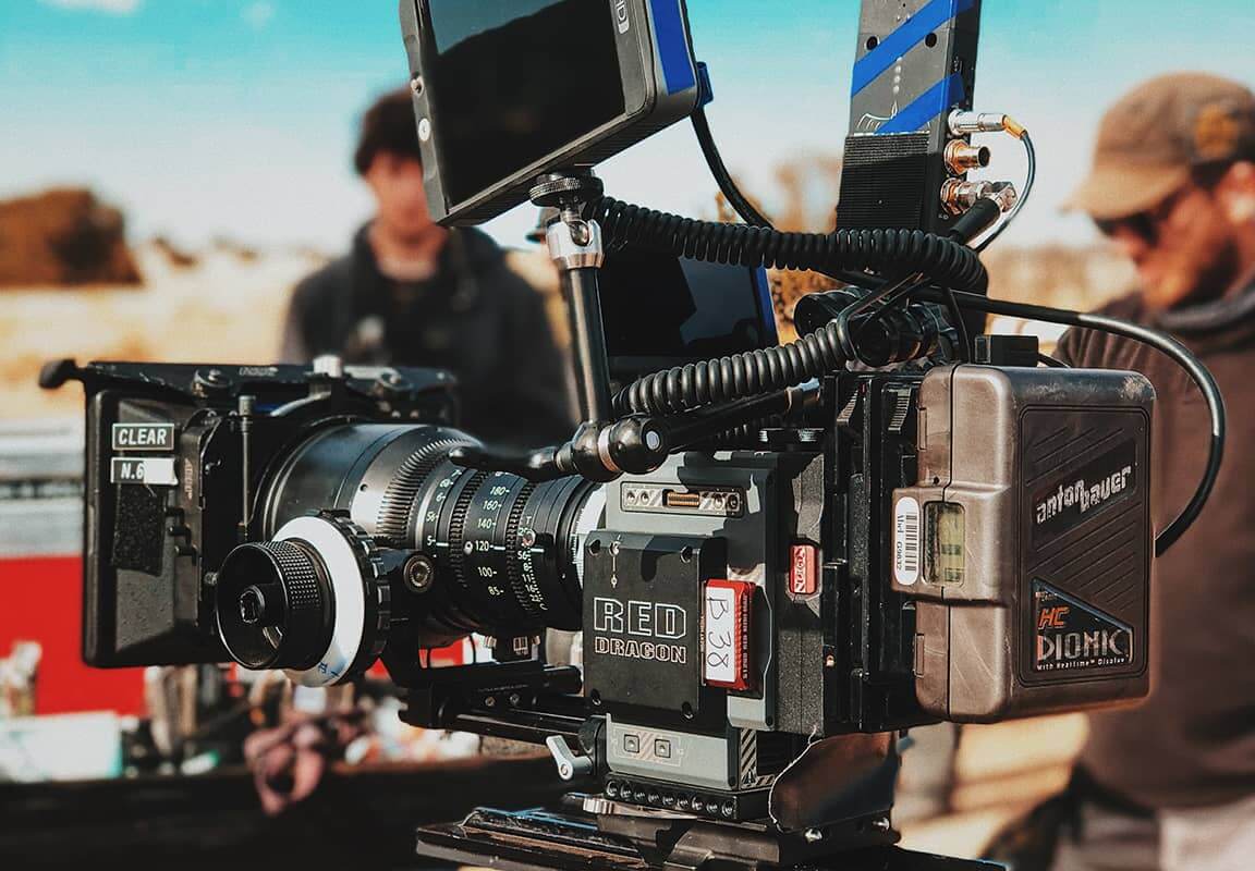 Caméra rouge sur un plateau de tournage