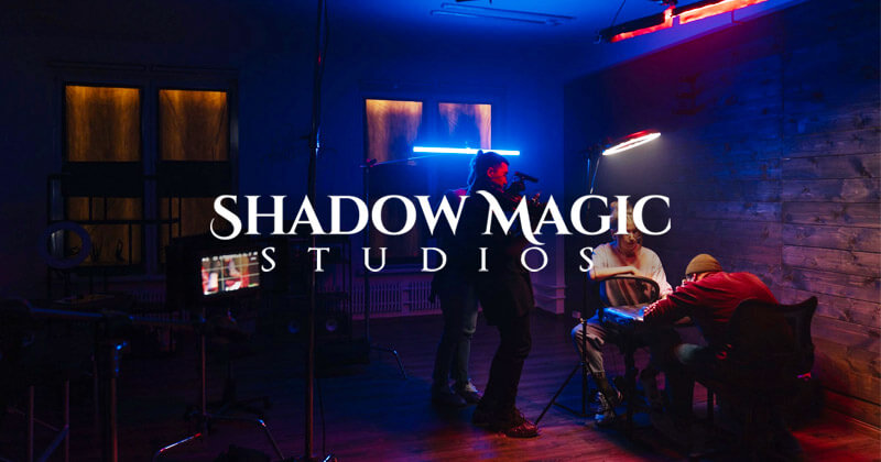 Logotipo de Shadow Magic Studios con fondo de grabación de vídeo