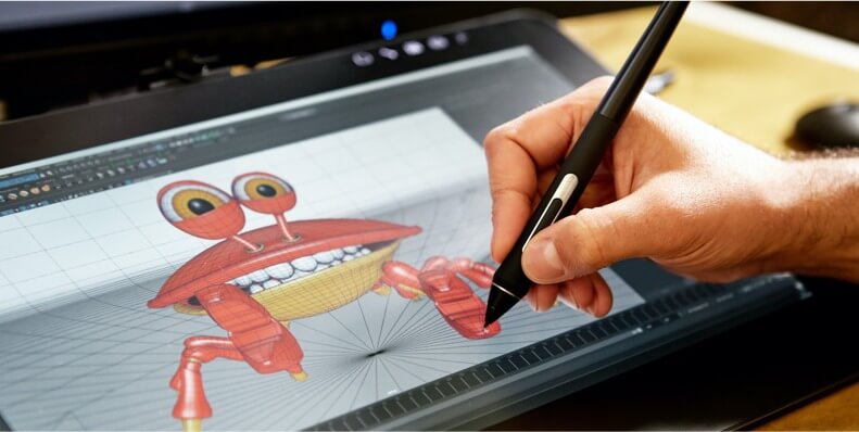 Mann zeichnet Cartoon-Krabbe auf einem Wacom-Tablett