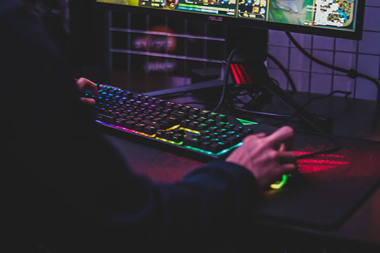 Ein Mitglied von Team Liquid spielt ein Desktop-Spiel mit einer regenbogenfarbenen Tastatur