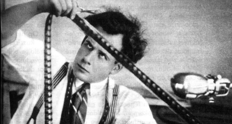 Sergei Eisenstein kijkt naar een strook film tijdens videobewerking