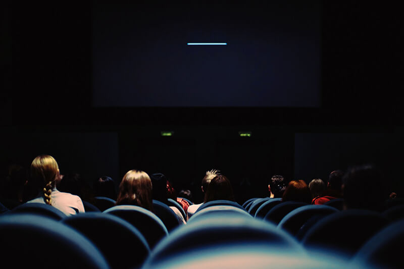 theaterpubliek bereidt zich voor om naar een film te kijken