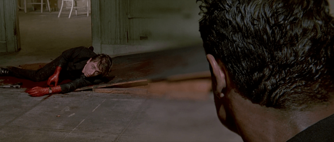 Eine Diopteraufnahme mit geteiltem Fokus aus Reservoir Dogs mit Tim Roth in der Hauptrolle