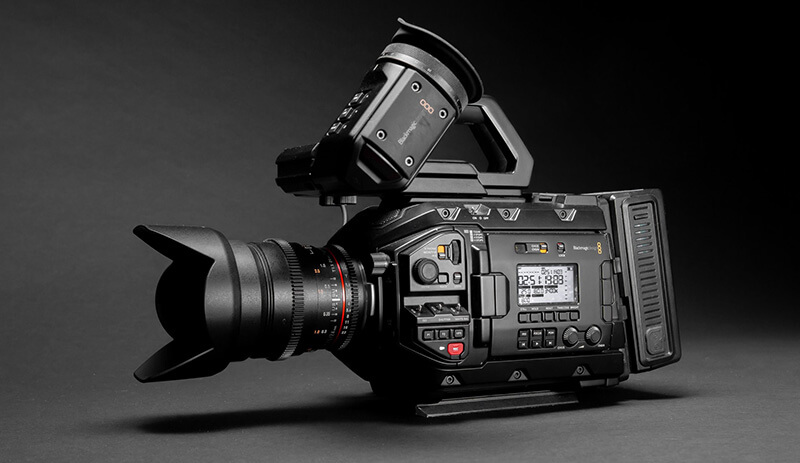 Una cámara de cine blackmagic que graba vídeo 4K