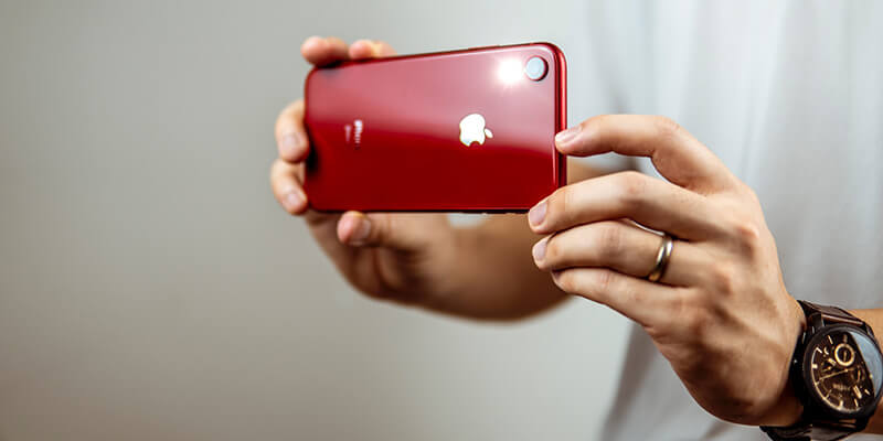 Rodar un vídeo 4K con un iPhone rojo