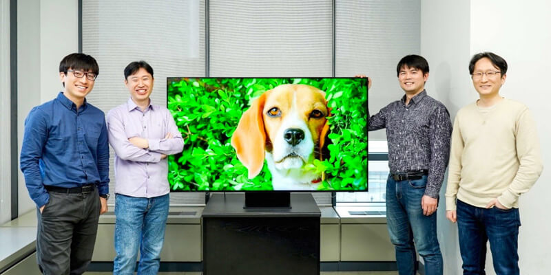 Samsung-Mitarbeiter stehen neben ihrer Video-Upscaling-Technologie