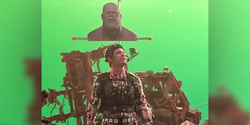 Josh Brolin draagt een Thanos hoofdverlenging op de set