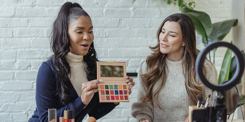 Les influenceurs beauté testent une palette de couleurs devant la caméra.