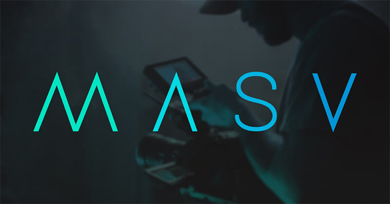 Logotipo de MASV con un videógrafo en el fondo