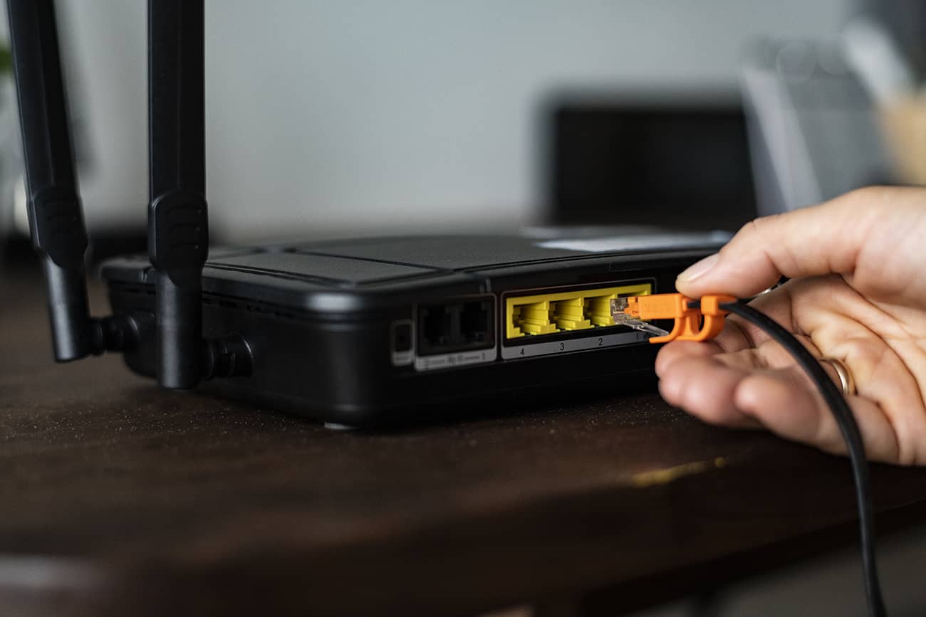Einstecken des Ethernet-Kabels in den Router