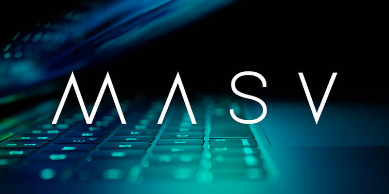 Un ordinateur portable à moitié fermé avec le logo MASV affiché dessus