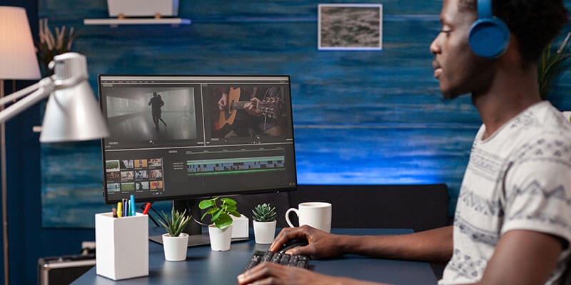 Ein ferngesteuerter Video-Editor prüft das Filmmaterial auf seinem Computer