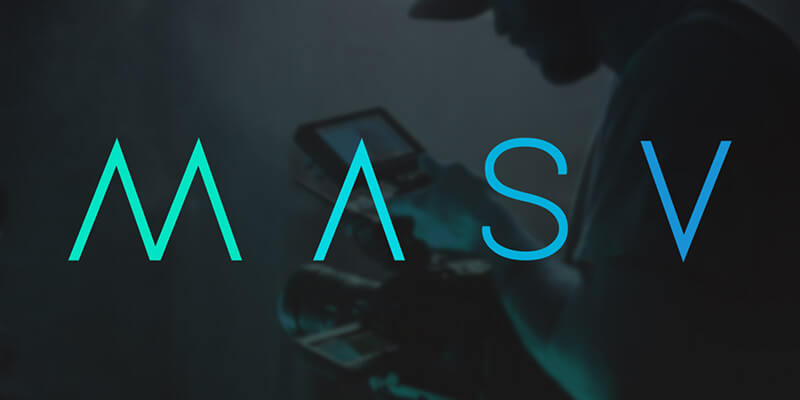 Das MASV-Logo ist über dem Bild eines Kameramanns zu sehen, der umfangreiche Videoaufnahmen macht.