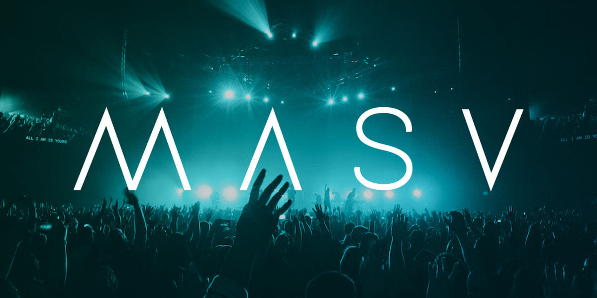 Een afbeelding van fans die een concert bijwonen met het MASV-logo erbovenop.