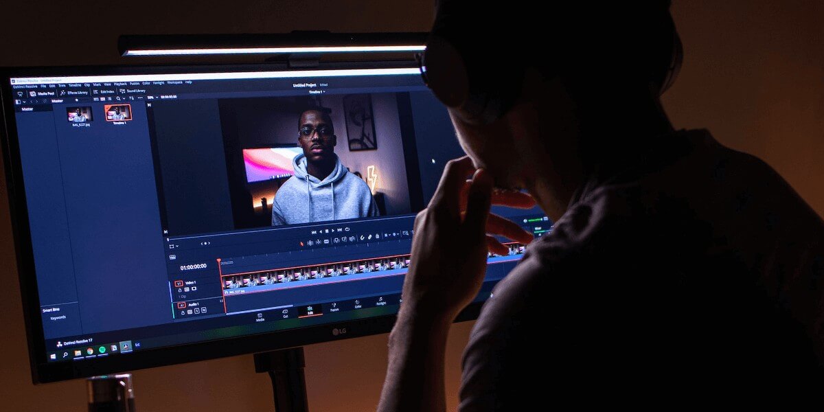 Ein Video-Editor starrt auf seine Timeline
