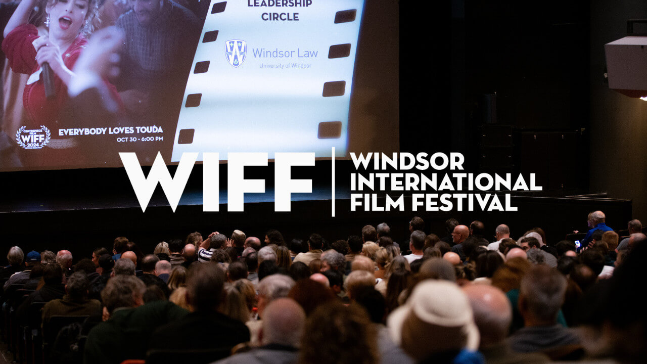Das Publikum des Windsor International Film Festival (WIFF) sieht sich einen Film an. WIFF-Logo.