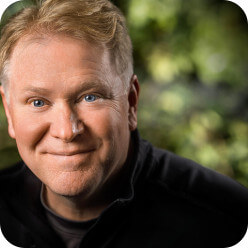 Nueva página de WeTransfer: Foto de Moenning, sonriendo con tus ojos azules. Retrato profesional para WeTransfer.