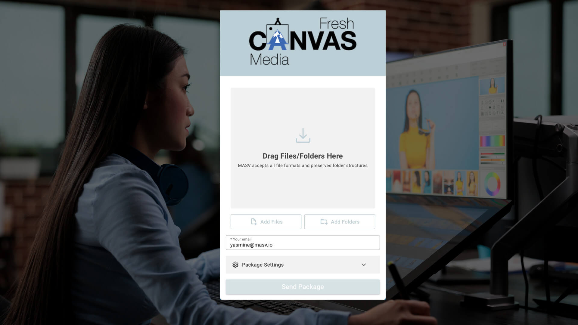 Optimisation du flux de travail d'une agence de création avec MASV pour des transferts de fichiers volumineux très performants. Femme utilisant un outil de transfert de fichiers multimédias.
