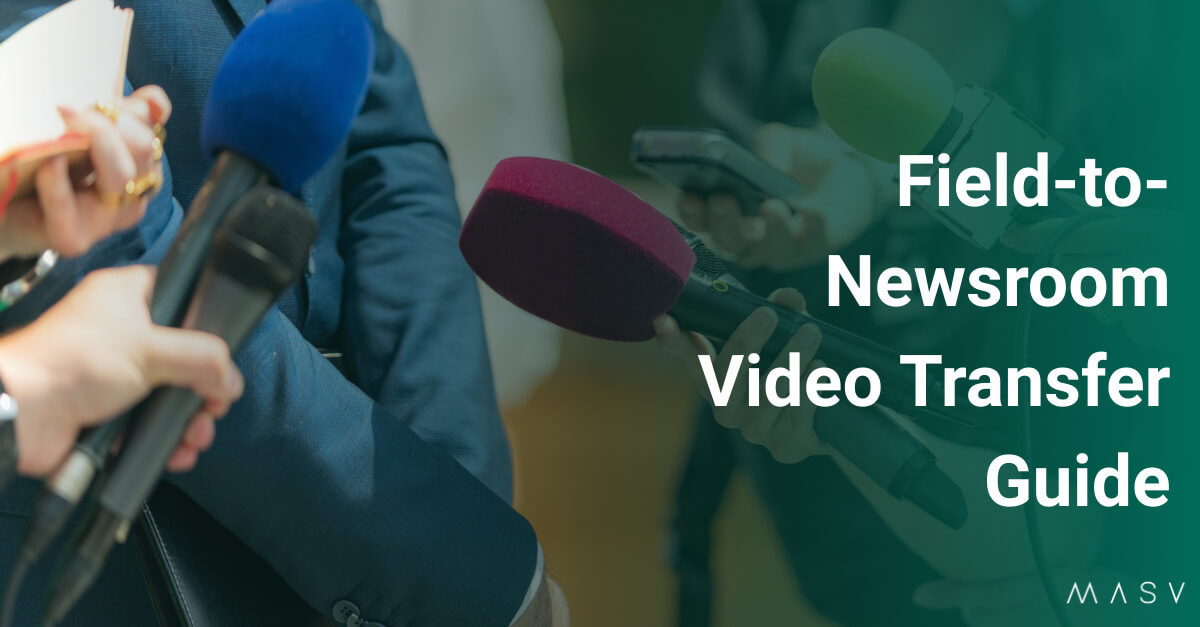 Pressekonferenzszene mit Mikrofonen, für die Videoübertragung vom Außengelände in den Pressesaal.