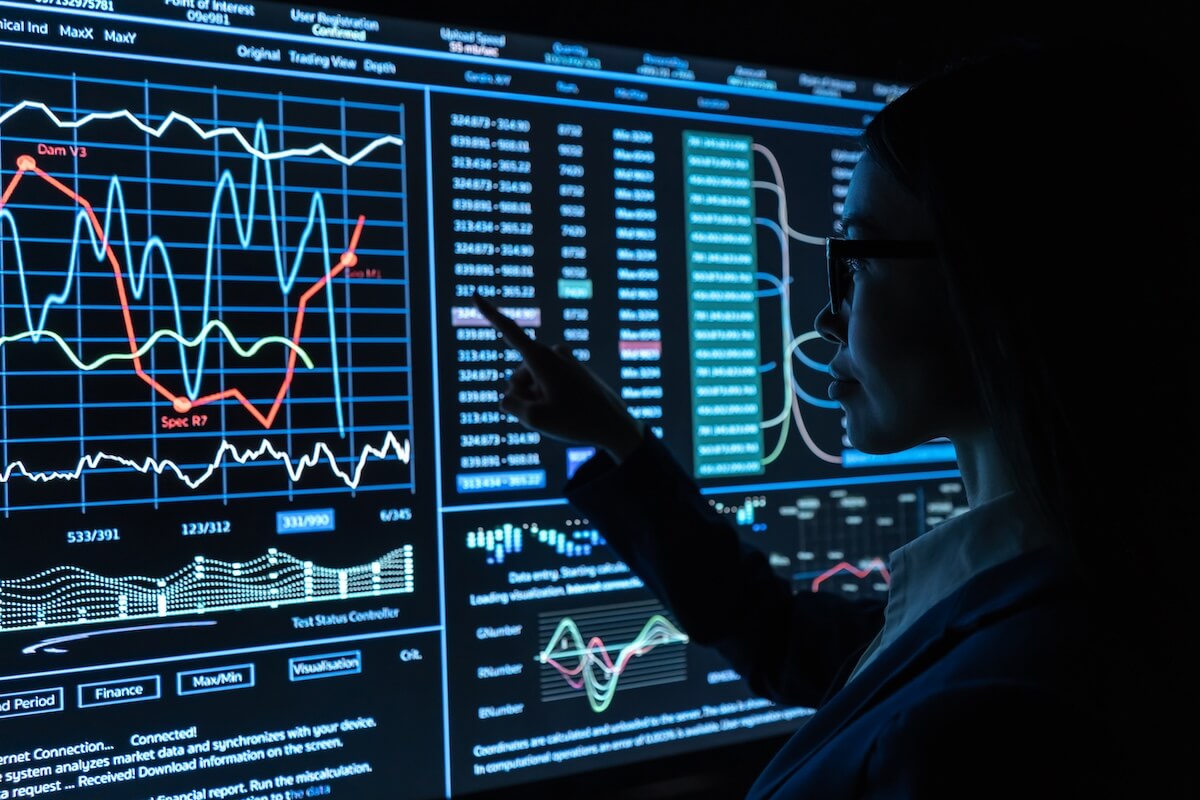 Flux de travail dans le domaine de l'analyse sportive : Une femme analyse les données à l'écran pour trouver des stratégies gagnantes. Visualisation des données et prise de décision.