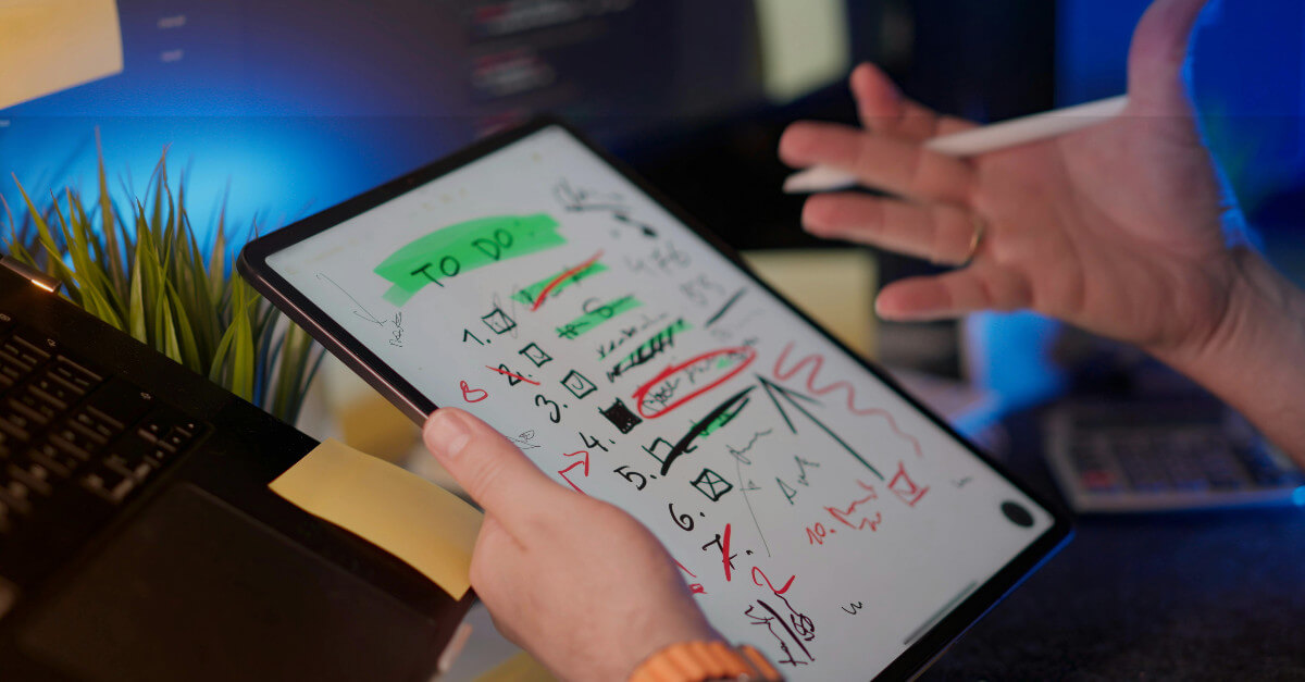 Optimizar el flujo de trabajo de marketing: Lista de tareas digital en la tableta para compartir archivos de forma coherente. Del caos a la coherencia.