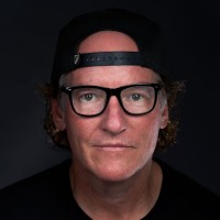 Robb Wagner lors d'événements en direct et de conférences. Homme avec des lunettes et une casquette de baseball.